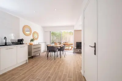 Cuisine ou kitchenette dans l'établissement SERRENDY COUP DE COEUR ! 3p avec jacuzzi à pieds de la Croisette !