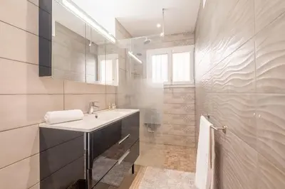 Salle de bains dans l'établissement SERRENDY COUP DE COEUR ! 3p avec jacuzzi à pieds de la Croisette !