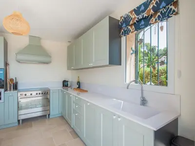 Cuisine ou kitchenette dans l'établissement Sea View Villa with Pool