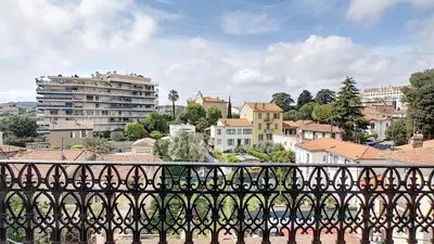 Balcon ou terrasse dans l'établissement Superbe appartement vue dégagée sur des jardins