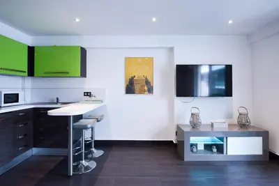 Cuisine ou kitchenette dans l'établissement LE VENITIA studio raffiné avec balcon mignon, pour votre séjour à deux