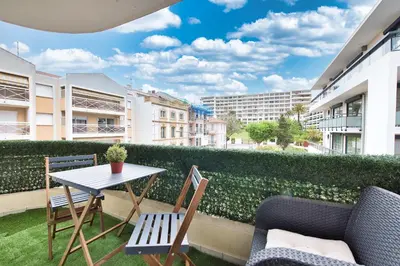 Coin salon dans l'établissement LE VENITIA studio raffiné avec balcon mignon, pour votre séjour à deux