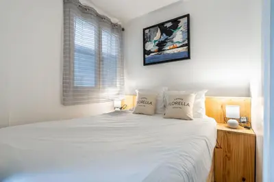 Un ou plusieurs lits dans un hébergement de l'établissement LE ROYAL Studio adorable avec terrasse, parfait pour les couples et à deux pas de la Croisette