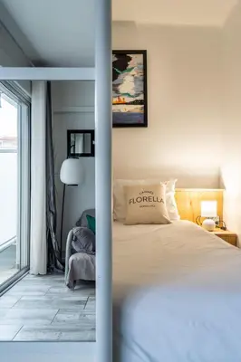 Un ou plusieurs lits dans un hébergement de l'établissement LE ROYAL Studio adorable avec terrasse, parfait pour les couples et à deux pas de la Croisette