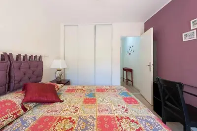 Un ou plusieurs lits dans un hébergement de l'établissement LE CARDIFF avec grand balcon, piscine et parking, un fabuleux appartement familial en basse Californie