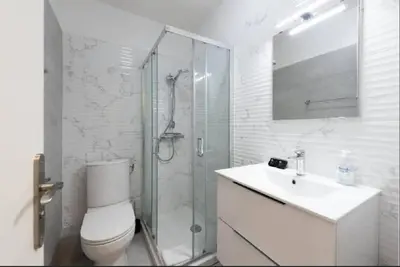 Salle de bains dans l'établissement LE CARDIFF avec grand balcon, piscine et parking, un fabuleux appartement familial en basse Californie