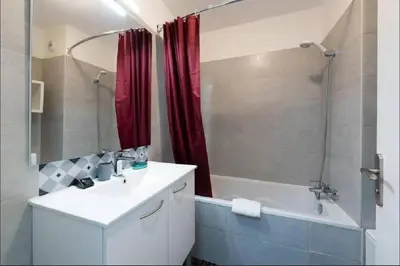 Salle de bains dans l'établissement LE CARDIFF avec grand balcon, piscine et parking, un fabuleux appartement familial en basse Californie