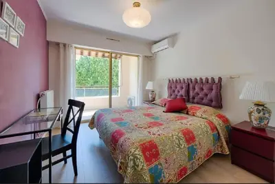 Un ou plusieurs lits dans un hébergement de l'établissement LE CARDIFF avec grand balcon, piscine et parking, un fabuleux appartement familial en basse Californie