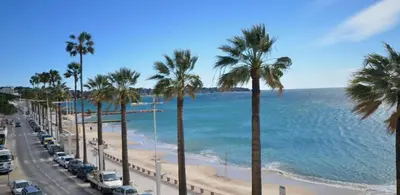 Vue générale sur la mer ou vue sur la mer prise depuis l'appartement