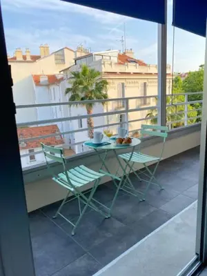 Balcon ou terrasse dans l'établissement Deux pièces spacieux Place de Gaulle centre-ville d'Antibes avec extérieur