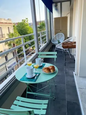 Balcon ou terrasse dans l'établissement Deux pièces spacieux Place de Gaulle centre-ville d'Antibes avec extérieur