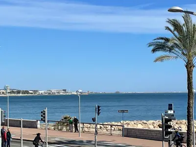 Vue générale sur la mer ou vue sur la mer prise depuis l'appartement