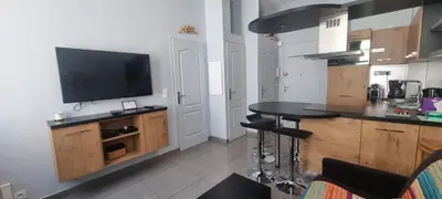 Cuisine ou kitchenette dans l'établissement Cannes Hoche Apartment