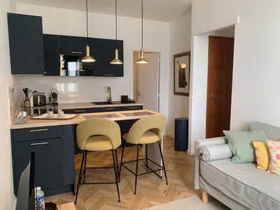 Cuisine ou kitchenette dans l'établissement Lumineux 2 pièces Vieil Antibes