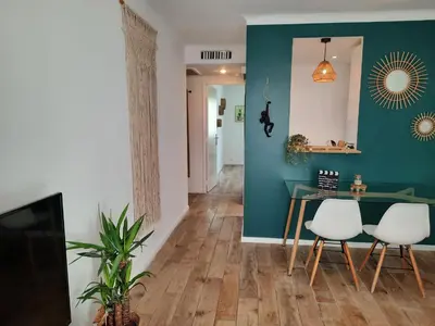 Télévision ou salle de divertissement dans l'établissement T2 neuf, balcon, centre Cannes, 15 min du Palais