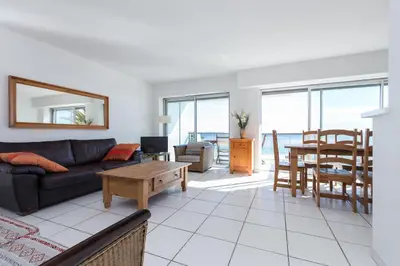 Coin salon dans l'établissement Bright two bedroomed apartment on the beach in Cannes with huge terrace with fabulous sea views - 2001
