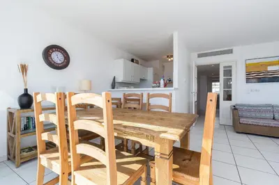 Cuisine ou kitchenette dans l'établissement Bright two bedroomed apartment on the beach in Cannes with huge terrace with fabulous sea views - 2001