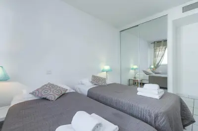 Un ou plusieurs lits dans un hébergement de l'établissement Bright two bedroomed apartment on the beach in Cannes with huge terrace with fabulous sea views - 2001