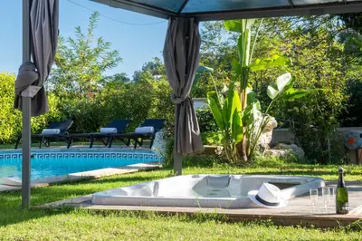 Piscine de l'établissement SERRENDY PETIT BIJOU 330M2 Piscine & jacuzzi à 10 min des plages ! ou située à proximité