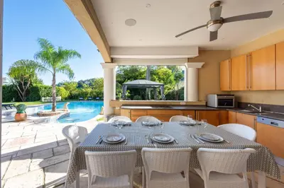 Cuisine ou kitchenette dans l'établissement SERRENDY PETIT BIJOU 330M2 Piscine & jacuzzi à 10 min des plages !