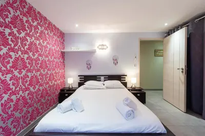 Un ou plusieurs lits dans un hébergement de l'établissement SERRENDY PETIT BIJOU 330M2 Piscine & jacuzzi à 10 min des plages !