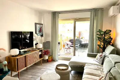 Télévision ou salle de divertissement dans l'établissement Le Meissonnier bright apartment with terrace