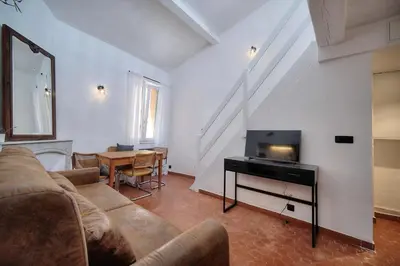Télévision ou salle de divertissement dans l'établissement IMMOGROOM - Cosy - Duplex Rénové - Proche des plages