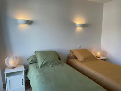 Un ou plusieurs lits dans un hébergement de l'établissement Magnifique appartement climatisé de 87m², à 100m de la plage