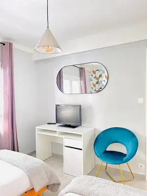 Télévision ou salle de divertissement dans l'établissement 2 bedroom luxury flat with Balcony Cannes Center