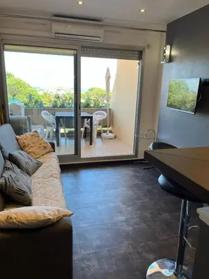 Coin salon dans l'établissement Antibes Secured Parc Velusine with private parking, Terrace, Pools and Tennis courts.