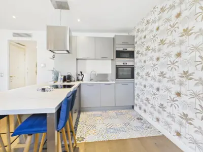 Cuisine ou kitchenette dans l'établissement LE SPECTACULAIRE moderne et raffiné, idéalement situé à deux pas du Palais et plages