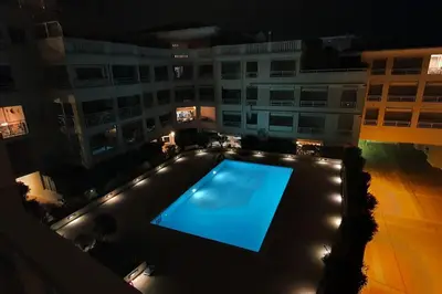 Piscine de l'établissement Standing vue mer entre Cannes et Antibes ou située à proximité