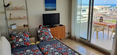 Télévision ou salle de divertissement dans l'établissement Standing vue mer entre Cannes et Antibes
