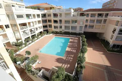 Piscine de l'établissement Standing vue mer entre Cannes et Antibes ou située à proximité