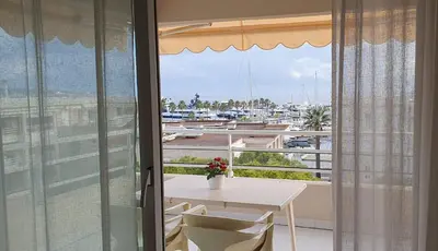 Balcon ou terrasse dans l'établissement Standing vue mer entre Cannes et Antibes