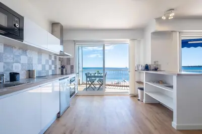 Cuisine ou kitchenette dans l'établissement SERRENDY RARE ! Superbe appartement avec vue sur la mer