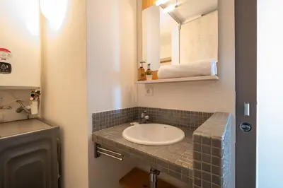 Salle de bains dans l'établissement SERRENDY RARE ! Superbe appartement avec vue sur la mer