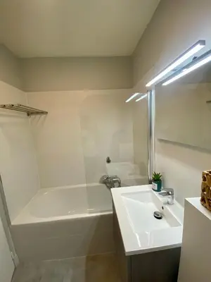 Salle de bains dans l'établissement La Beau'M Juan Les Pins centre ville 200m de la mer terrasse et jardin