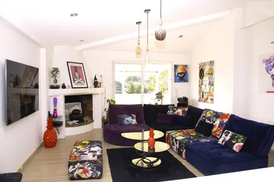 Coin salon dans l'établissement Maison avec piscine à Biot Antibes