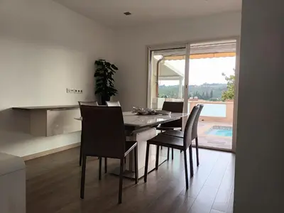 Coin salon dans l'établissement Maison avec piscine à Biot Antibes