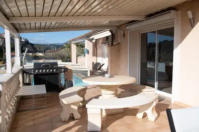 Piscine de l'établissement Maison avec piscine à Biot Antibes ou située à proximité