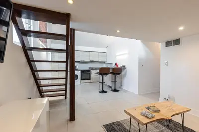Cuisine ou kitchenette dans l'établissement Superbe appartement en plein centre du vieil Antibes