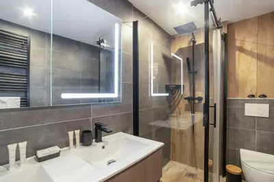Salle de bains dans l'établissement Charmant Appartement Antibes