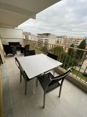 Balcon ou terrasse dans l'établissement Superbe appartement rénové à neuf à 100m de la mer