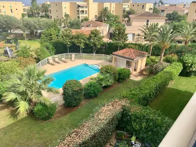 Piscine de l'établissement Joli 2p climatisé dans résidence calme et securisée avec piscine ou située à proximité