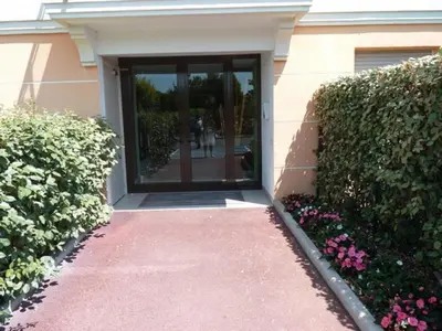 Jardin de l'établissement Joli 2p climatisé dans résidence calme et securisée avec piscine