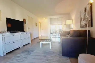Télévision ou salle de divertissement dans l'établissement Cannes Conseil Immo -Résidence avec piscine, appartement avec terrasse pour 4 personnes
