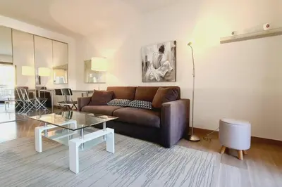 Coin salon dans l'établissement Cannes Conseil Immo -Résidence avec piscine, appartement avec terrasse pour 4 personnes