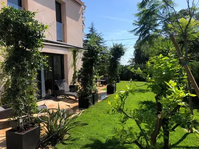 Jardin de l'établissement Villa Elimia piscine privée & chauffée
