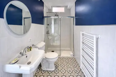 Salle de bains dans l'établissement FERSEN Superb Mediterranean style apartment in heart of Old Antibes